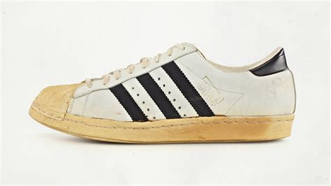 adidas sst schoen stapte in 1970 de basketbalvelden|How The Adidas Superstar Turned Basketball (And Hip.